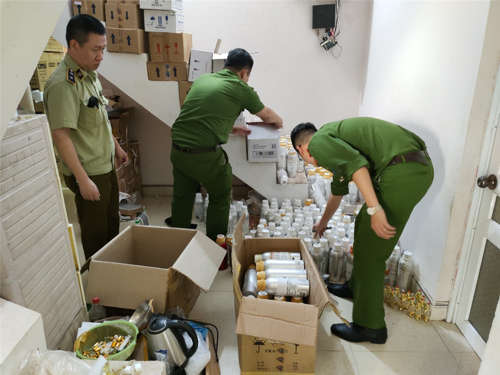 Hàng trăm hộp mỹ phẩm, chai nước hoa nhập lậu bị thu giữ tại Tuyên Quang